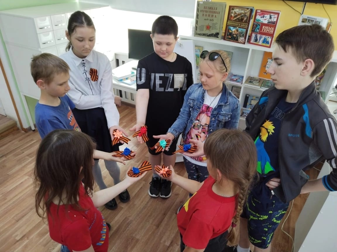 Конкурс рисунков «Салют Победа» в Уярской детской библиотеке.